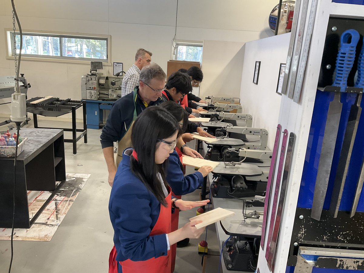IchKokusai's tweet photo. 豪州短期留学４日目。今日はたくさん授業に参加しました。数学の授業も受けられて楽しかったです。
私たちのために、Technology classを開いてくださり、木でブーメランを作りました！ https://t.co/1WGNHqjEKl