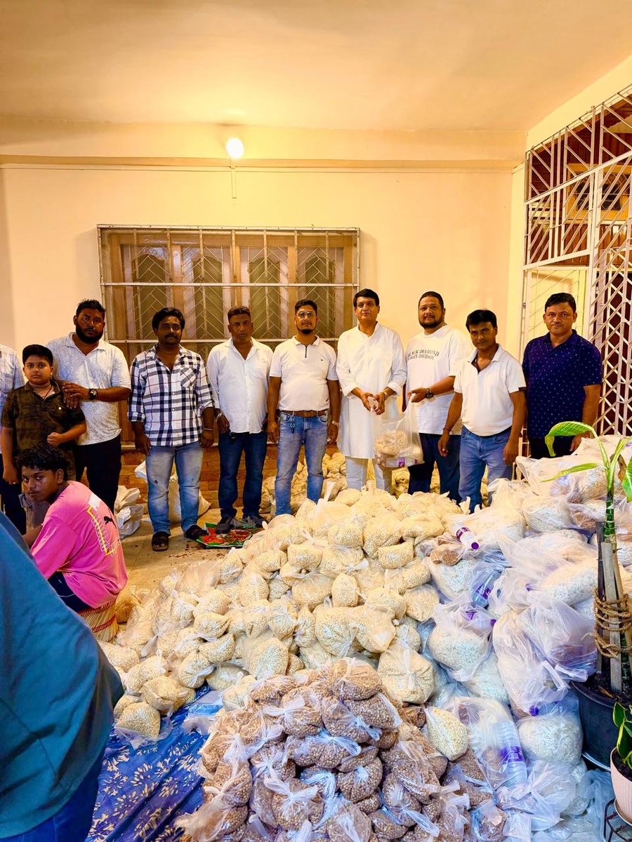 LJP4India's tweet photo. असम में आई भीषण बाढ़ से जनजीवन बुरी तरह प्रभावित हुआ है। लाखों लोग अपने घरों से विस्थापित होने को मजबूर हैं। इस प्राकृतिक आपदा ने अनगिनत परिवारों के सामने गंभीर संकट खड़ा कर दिया है।

इस कठिन समय में हमारी संवेदनाएँ बाढ़ प्रभावित सभी परिवारों के साथ हैं। लोक जनशक्ति पार्टी (रामविलास) के प्रदेश अध्यक्ष श्री @AhmadAyyubi_LJP जी के नेतृत्व में पार्टी के समर्पित कार्यकर्ता दिन-रात राहत एवं बचाव कार्यों में जुटे हुए हैं। प्रभावित परिवारों के बीच राशन, आवश्यक खाद्य सामग्री, पेयजल, दवाइयों तथा अन्य जरूरी वस्तुओं का वितरण लगातार किया जा रहा है, ताकि उन्हें हर संभव सहायता मिल सके।

संगठन के कार्यकर्ताओं द्वारा मानवता और सेवा-भाव की भावना से किए जा रहे इन राहत एवं बचाव कार्यों की पार्टी सराहना करती है। ईश्वर से प्रार्थना है कि असम जल्द ही इस संकट से उबरे तथा सभी प्रभावित परिवारों का जीवन शीघ्र सामान्य हो।
