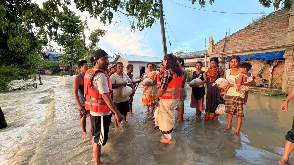 LJP4India's tweet photo. असम में आई भीषण बाढ़ से जनजीवन बुरी तरह प्रभावित हुआ है। लाखों लोग अपने घरों से विस्थापित होने को मजबूर हैं। इस प्राकृतिक आपदा ने अनगिनत परिवारों के सामने गंभीर संकट खड़ा कर दिया है।

इस कठिन समय में हमारी संवेदनाएँ बाढ़ प्रभावित सभी परिवारों के साथ हैं। लोक जनशक्ति पार्टी (रामविलास) के प्रदेश अध्यक्ष श्री @AhmadAyyubi_LJP जी के नेतृत्व में पार्टी के समर्पित कार्यकर्ता दिन-रात राहत एवं बचाव कार्यों में जुटे हुए हैं। प्रभावित परिवारों के बीच राशन, आवश्यक खाद्य सामग्री, पेयजल, दवाइयों तथा अन्य जरूरी वस्तुओं का वितरण लगातार किया जा रहा है, ताकि उन्हें हर संभव सहायता मिल सके।

संगठन के कार्यकर्ताओं द्वारा मानवता और सेवा-भाव की भावना से किए जा रहे इन राहत एवं बचाव कार्यों की पार्टी सराहना करती है। ईश्वर से प्रार्थना है कि असम जल्द ही इस संकट से उबरे तथा सभी प्रभावित परिवारों का जीवन शीघ्र सामान्य हो।