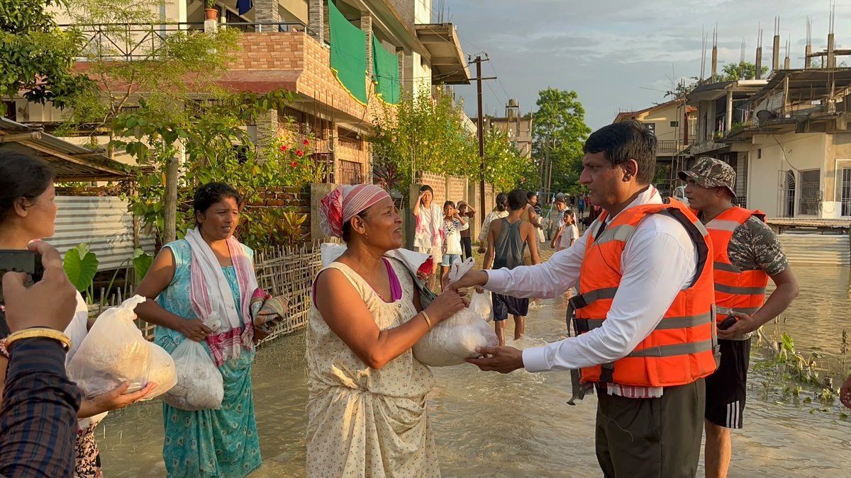 LJP4India's tweet photo. असम में आई भीषण बाढ़ से जनजीवन बुरी तरह प्रभावित हुआ है। लाखों लोग अपने घरों से विस्थापित होने को मजबूर हैं। इस प्राकृतिक आपदा ने अनगिनत परिवारों के सामने गंभीर संकट खड़ा कर दिया है।

इस कठिन समय में हमारी संवेदनाएँ बाढ़ प्रभावित सभी परिवारों के साथ हैं। लोक जनशक्ति पार्टी (रामविलास) के प्रदेश अध्यक्ष श्री @AhmadAyyubi_LJP जी के नेतृत्व में पार्टी के समर्पित कार्यकर्ता दिन-रात राहत एवं बचाव कार्यों में जुटे हुए हैं। प्रभावित परिवारों के बीच राशन, आवश्यक खाद्य सामग्री, पेयजल, दवाइयों तथा अन्य जरूरी वस्तुओं का वितरण लगातार किया जा रहा है, ताकि उन्हें हर संभव सहायता मिल सके।

संगठन के कार्यकर्ताओं द्वारा मानवता और सेवा-भाव की भावना से किए जा रहे इन राहत एवं बचाव कार्यों की पार्टी सराहना करती है। ईश्वर से प्रार्थना है कि असम जल्द ही इस संकट से उबरे तथा सभी प्रभावित परिवारों का जीवन शीघ्र सामान्य हो।