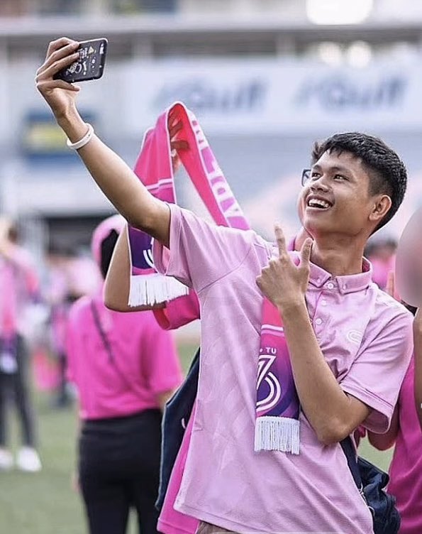yellow_yellow16's tweet photo. ชีวิตเขาเพิ่งจะดี ได้มีรอยยิ้มได้มีความสุข ได้ตอบแทนบุญคุณย่าที่เลี้ยงมาเพียงลำพังโดยไม่มีพ่อแม่ จากเด็กที่ไม่มีเงินแม้แต่จะซื้อไอติม

ขอให้ปลอดภัยนะครับน้อง 
#ฮลุนโซโล่ https://t.co/sUpkq7o5eh
