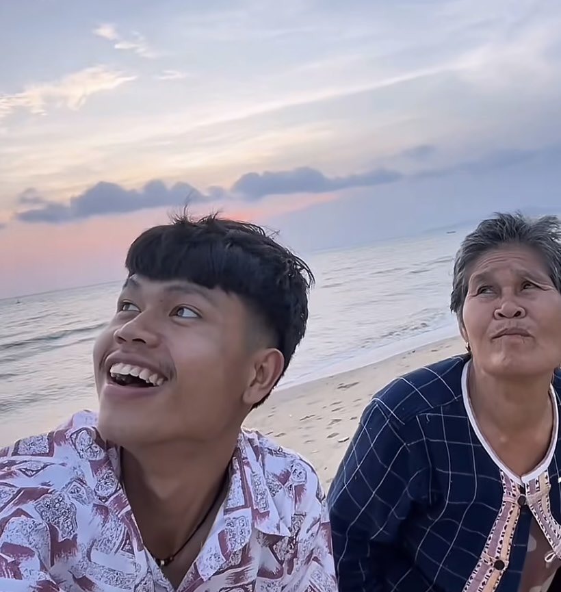yellow_yellow16's tweet photo. ชีวิตเขาเพิ่งจะดี ได้มีรอยยิ้มได้มีความสุข ได้ตอบแทนบุญคุณย่าที่เลี้ยงมาเพียงลำพังโดยไม่มีพ่อแม่ จากเด็กที่ไม่มีเงินแม้แต่จะซื้อไอติม

ขอให้ปลอดภัยนะครับน้อง 
#ฮลุนโซโล่ https://t.co/sUpkq7o5eh