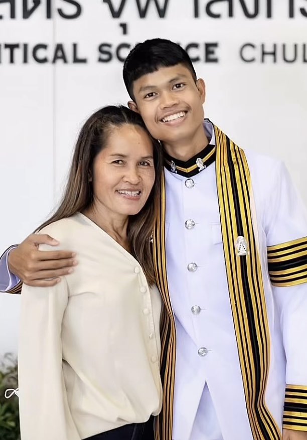yellow_yellow16's tweet photo. ชีวิตเขาเพิ่งจะดี ได้มีรอยยิ้มได้มีความสุข ได้ตอบแทนบุญคุณย่าที่เลี้ยงมาเพียงลำพังโดยไม่มีพ่อแม่ จากเด็กที่ไม่มีเงินแม้แต่จะซื้อไอติม

ขอให้ปลอดภัยนะครับน้อง 
#ฮลุนโซโล่ https://t.co/sUpkq7o5eh