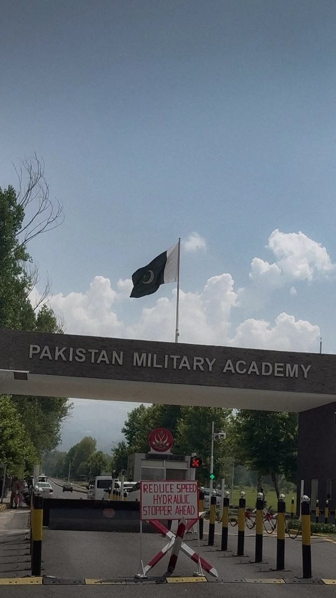Millie_here90's tweet photo. ماں کی دعا، باپ کا فخر، وطن کی ڈھال،
سپاہی ہے تو محفوظ ہے ہر اک حال۔
#PakArmy #NationalPride #HeroesInUniform #PakistanZindabad #SaluteToSoldiers https://t.co/7clEMeR3bc