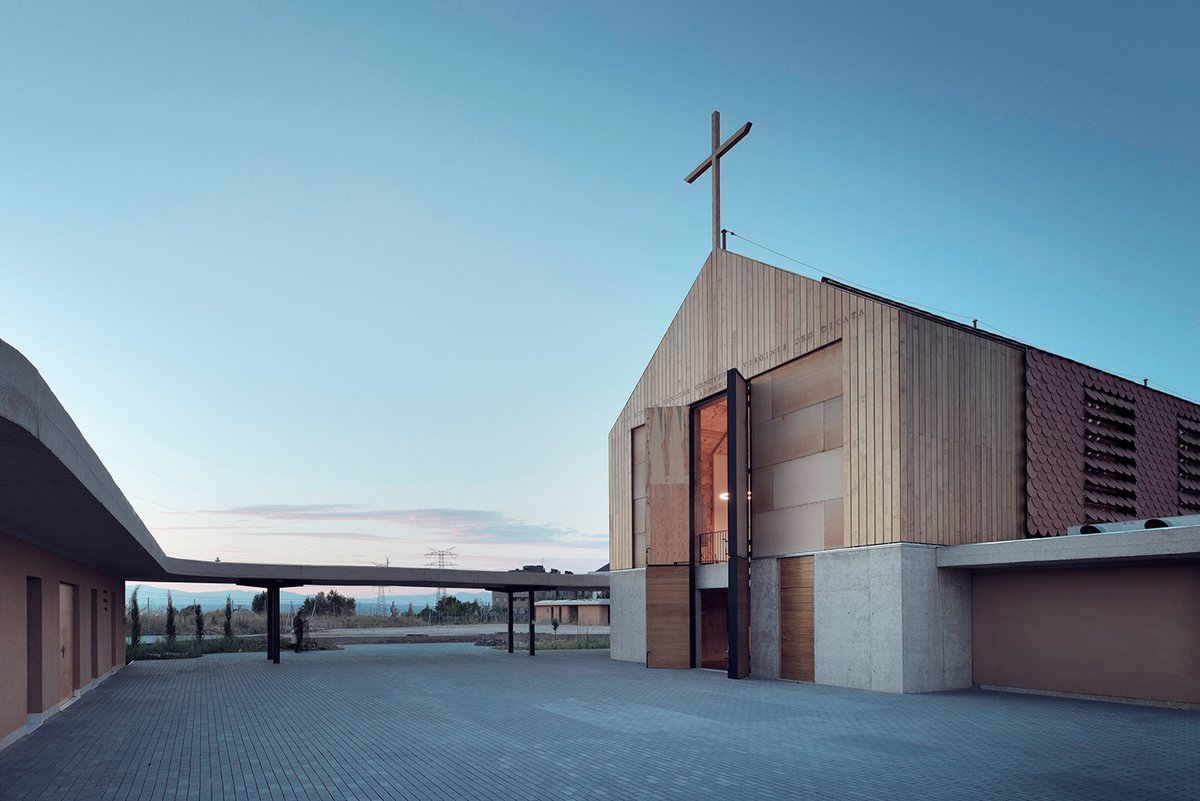 GrupoGamiz's tweet photo. La madera acetilada @Accoya apenas absorbe humedad: no hincha, no merma, no se pudre. Por eso viste la fachada y el campanario de la nueva iglesia de Santa Genoveva (Majadahonda).

Con Trasbordo Studio 👇
https://t.co/IafWBSRHWJ https://t.co/RAPbXdAOFa