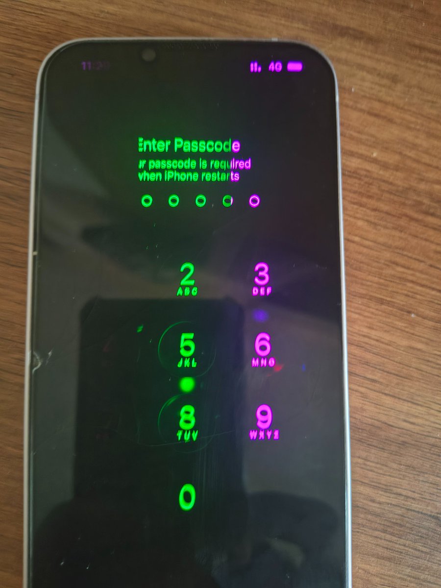 mathan_369's tweet photo. My iPhone 14 screen started malfunctioning right after charging, with severe display distortion and ghosting (see attached photo). The phone hasn't been dropped or damaged. Hoping @Apple @AppleSupport  can investigate and provide a solution. #Apple #iPhone14 #CustomerSupport https://t.co/YcwZVl8Hks