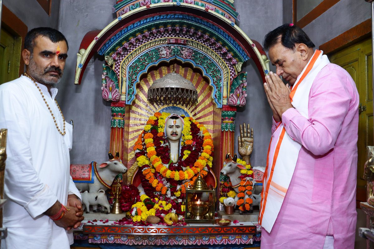 JogarampatelMLA's tweet photo. आज गुरु पूर्णिमा के पावन अवसर पर माननीय मुख्यमंत्री श्री @BhajanlalBjp जी के निर्देशानुसार आयोजित "गुरु वंदन कार्यक्रम" के अंतर्गत शिकारपुरा धाम पहुँचकर श्री श्री 1008 श्री राजेश्वर भगवान जी के दर्शन कर पुण्य लाभ प्राप्त किया।

इस पावन अवसर पर शिकारपुरा धाम के गादीपति पूज्य महंत श्री 108 श्री दयाराम जी महाराज को शाॅल एवं श्रीफल भेंट कर उनका आशीर्वाद प्राप्त किया तथा प्रदेश एवं समस्त क्षेत्रवासियों के सुख, समृद्धि, उत्तम स्वास्थ्य और खुशहाली की मंगलकामना की।

गुरु का सान्निध्य जीवन को सही दिशा, संस्कार और आध्यात्मिक चेतना प्रदान करता है। भारतीय संस्कृति में गुरु का स्थान सदैव सर्वोच्च रहा है।

#MlaLuni #JogaramPatel #Luni

@BJP4Rajasthan @BJP4India @RajGovOfficial @RajCMO  @madanrrathore @DrPremBairwa @KumariDiya @gssjodhpur @DIPRRajasthan