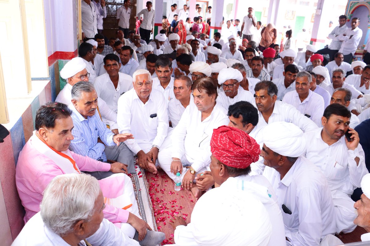 JogarampatelMLA's tweet photo. आज गुरु पूर्णिमा के पावन अवसर पर माननीय मुख्यमंत्री श्री @BhajanlalBjp जी के निर्देशानुसार आयोजित "गुरु वंदन कार्यक्रम" के अंतर्गत शिकारपुरा धाम पहुँचकर श्री श्री 1008 श्री राजेश्वर भगवान जी के दर्शन कर पुण्य लाभ प्राप्त किया।

इस पावन अवसर पर शिकारपुरा धाम के गादीपति पूज्य महंत श्री 108 श्री दयाराम जी महाराज को शाॅल एवं श्रीफल भेंट कर उनका आशीर्वाद प्राप्त किया तथा प्रदेश एवं समस्त क्षेत्रवासियों के सुख, समृद्धि, उत्तम स्वास्थ्य और खुशहाली की मंगलकामना की।

गुरु का सान्निध्य जीवन को सही दिशा, संस्कार और आध्यात्मिक चेतना प्रदान करता है। भारतीय संस्कृति में गुरु का स्थान सदैव सर्वोच्च रहा है।

#MlaLuni #JogaramPatel #Luni

@BJP4Rajasthan @BJP4India @RajGovOfficial @RajCMO  @madanrrathore @DrPremBairwa @KumariDiya @gssjodhpur @DIPRRajasthan