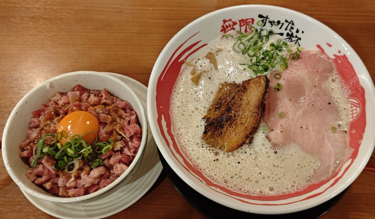 ramenriceshower's tweet photo. 【#大阪グルメ】
カウンターと2階もある🍜
接客も丁寧で気持ち良くふんわりスープのコクがたまらない👍丼も甘いタレがバランスよく掛かっていて美味しい🤤
他のメニューも試してみたい🍜

牛骨白湯＋特製サーロイン丼 1,720円
★★★★★
#ラーメン
#無限ラーメン
#なんば駅
#大阪市浪速区
#どんぞこ https://t.co/Hs8hhpCO3n