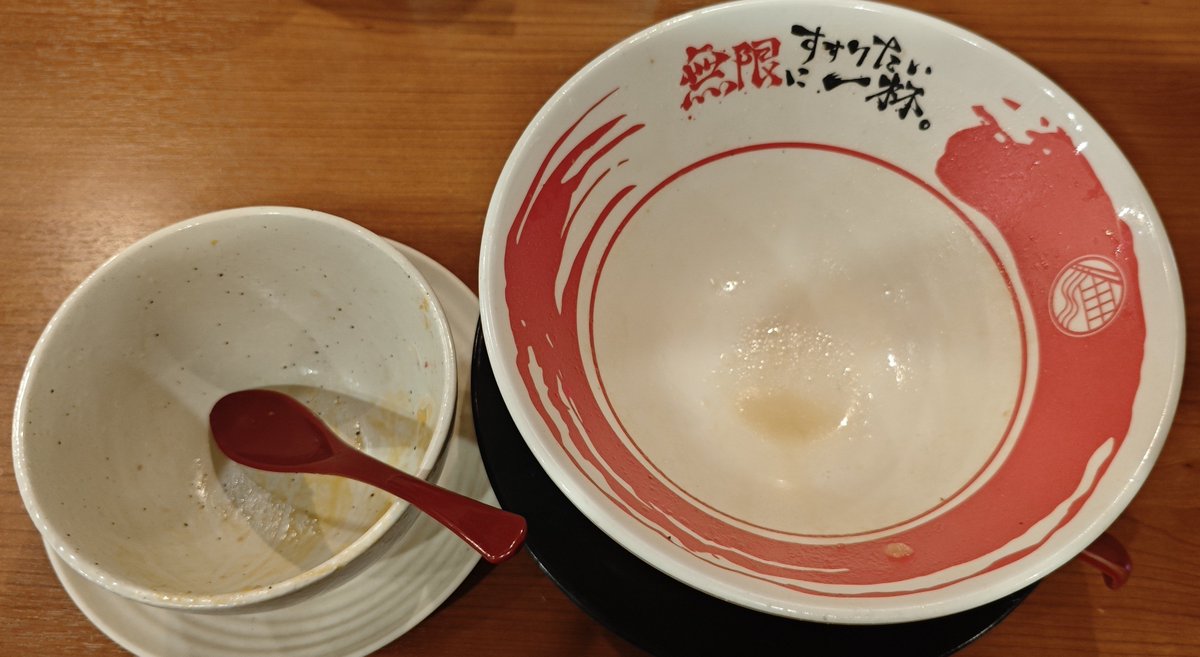 ramenriceshower's tweet photo. 【#大阪グルメ】
カウンターと2階もある🍜
接客も丁寧で気持ち良くふんわりスープのコクがたまらない👍丼も甘いタレがバランスよく掛かっていて美味しい🤤
他のメニューも試してみたい🍜

牛骨白湯＋特製サーロイン丼 1,720円
★★★★★
#ラーメン
#無限ラーメン
#なんば駅
#大阪市浪速区
#どんぞこ https://t.co/Hs8hhpCO3n