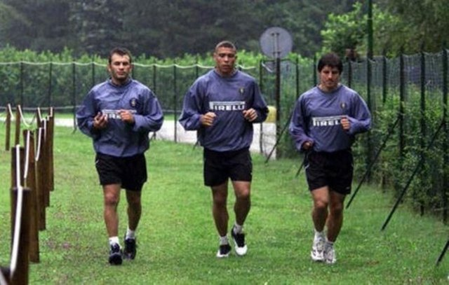 CalcioTurkey's tweet photo. 🗣️ Okan Buruk: "Bu fotoğraf 2002 Dünya Kupası'ndan hemen sonra. Inter'e gecikmeli katıldığımız için ayrı programla çalışıyoruz. 

Bu fotoğraftan birkaç gün sonra Ronaldo, Real Madrid'e transfer oldu. 

Inter'deki hocayla da arası pek iyi değildi. Real'e imza atar atmaz da dedi ki 'Genelde Türklerle antrenman yapıyoruz. Onlar da hocayı sevmiyor.' Yani gitti, bizi yaktı."