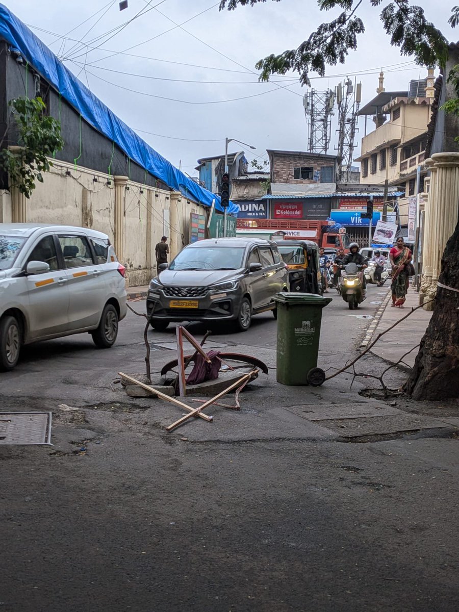 ChandivaliCCWA's tweet photo. BMC does not seem to learn from its mistakes.
Broken pothole cover on Nahar Amrit Shakti Road, near Kherani Road (Sakinaka/Chandivali).
This poses an immediate risk of accidents for pedestrians and commuters. Requesting urgent repair at the earliest. 
Location: Nahar Amrit Shakti Rd, near Kherani Rd junction, 19°06'13.8"N 72°53'47.8"E
cc: @mybmc @mybmcWardL @AshwiniBhide