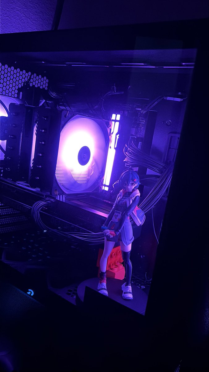 BKolaja's tweet photo. @KeitaroTR Belle estrenando mi primera PC Gaming 😜 https://t.co/59ASJ59611