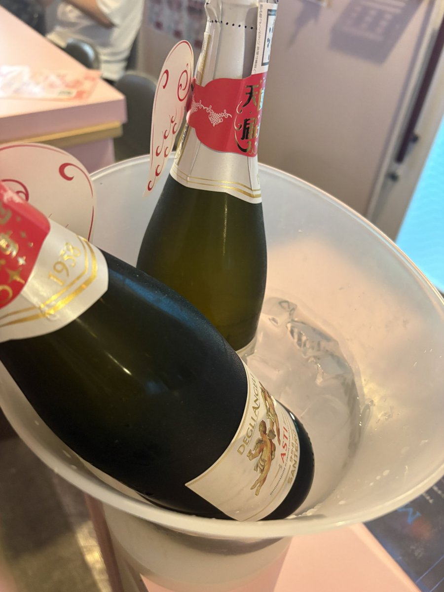 purin_parfun's tweet photo. お酒たくさんありがとうございました！！お写真ないものもありますが！！たらふく飲めまして🎵
しおんちゃんと一緒にぽんも出来て幸せ💞 https://t.co/txv6WjREIC