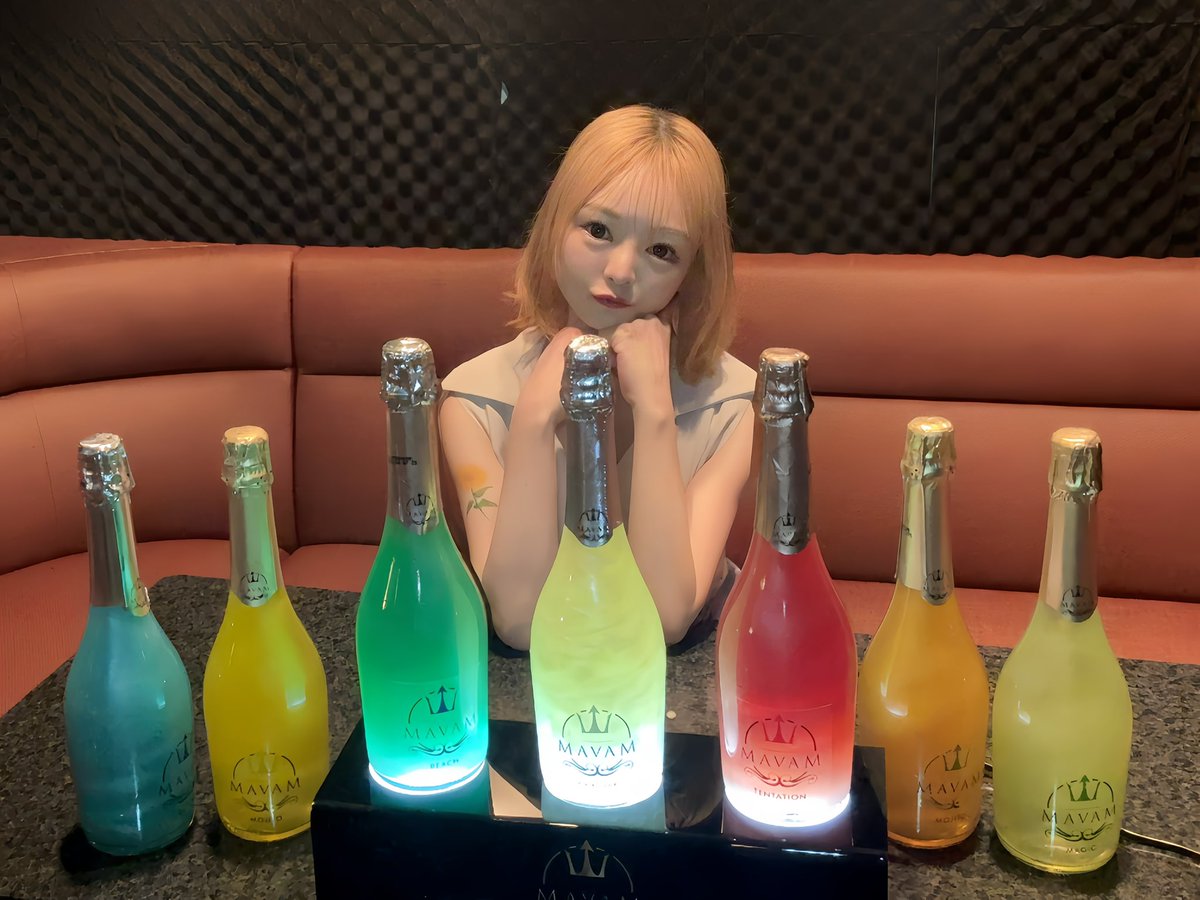 otoha_himari's tweet photo. おはよ〜う☀️
今日はお店の近くでお祭りがあるから
おしゃれするんだ!
21時すぎくらいから
お店開けようと思ってるので
連絡くださいっっ💋💋💋
.
#マバム
#mavam
#シャンパン
#champagne
#pr https://t.co/bLcP48ejHD
