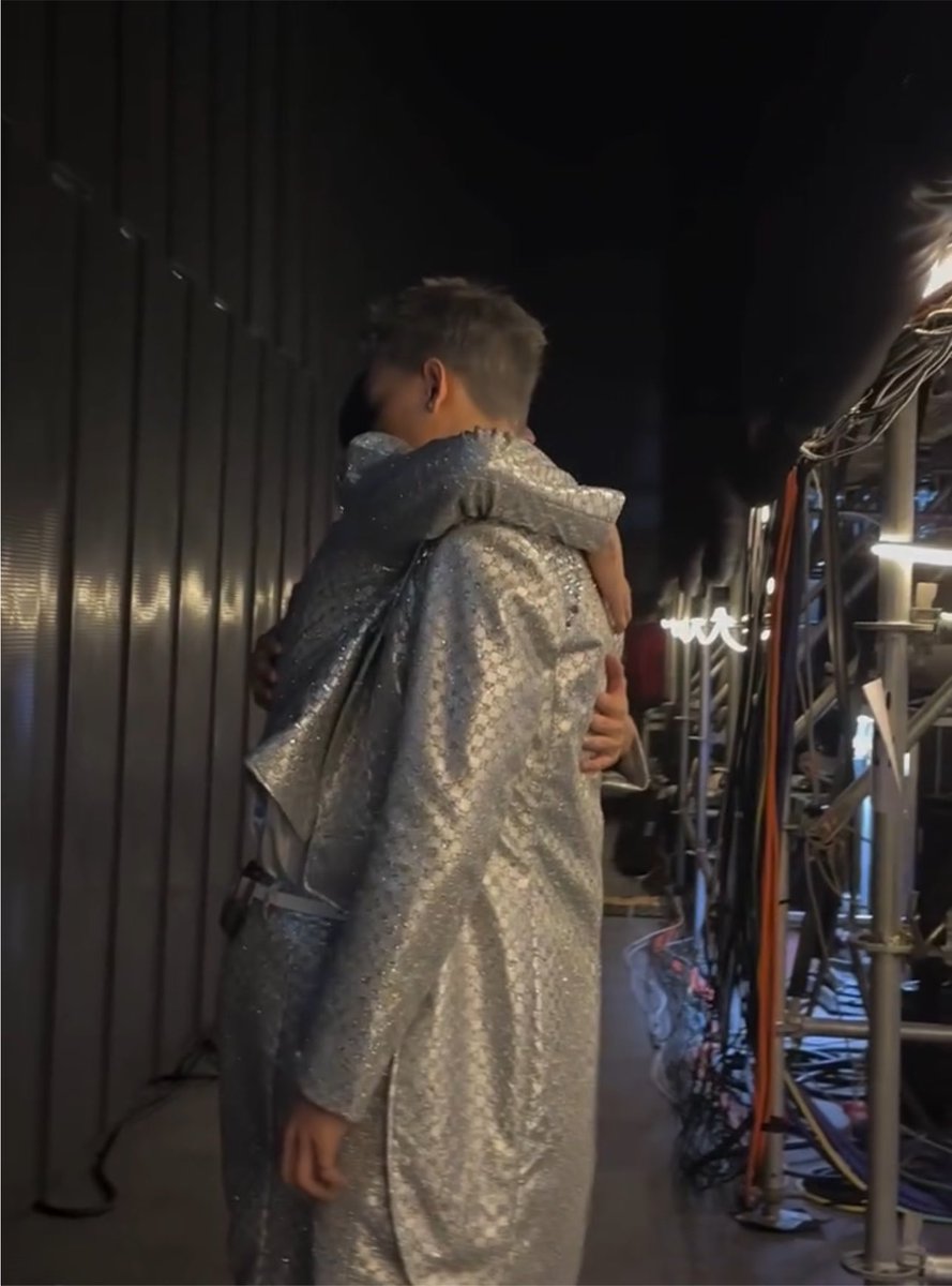 j2728g's tweet photo. คนที่ทำให้น้องกวินต้องเขย่งตัวกอดอ่ะ 😭😭😭😭 https://t.co/RfgNKU86Iu