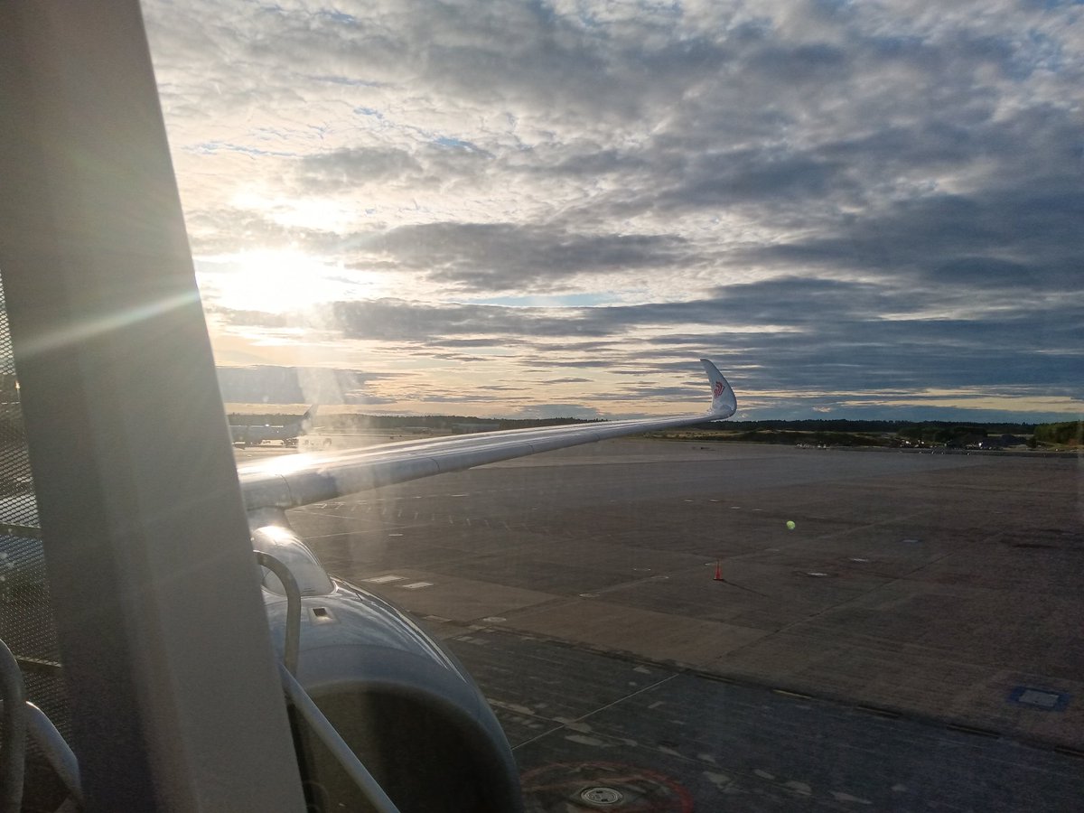 starcloud_25's tweet photo. 解封回来喽
中国国际航空公司Air China A350-941 B-322Y p1来自PEK机场 p2来自ARN机场 https://t.co/Q07DlxwSeA