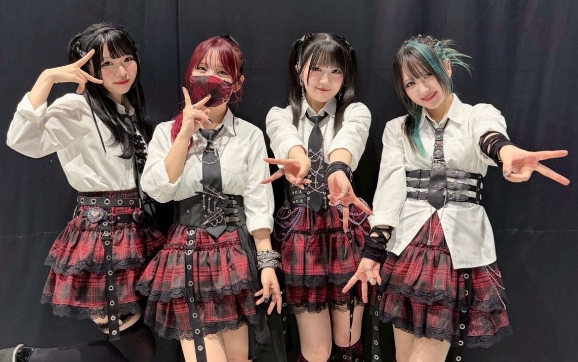 LastDiamond2026's tweet photo. 終末のダイヤモンドのデビューシングル「空気読むな！」が本日配信リリースされ、MUSIC VIDEOが公開されました。

記念すべきデビューの日をメンバー全員で迎え、そしてMEIのバースデーを祝うことができなかったことを、残念でなりません。

実は本日開催予定だった彼女のバースデーライブにメンバーで駆けつけ、サプライズでお祝いする計画でした。しかし、その願いも叶わなくなってしまいました。

だからこそ、ぜひ今作の映像をご覧いただき、MEIのバースデーを一緒に祝っていただけましたら幸いです。

URL：https://t.co/W3zVm5tSf7

今作「空気読むな！」は、MEIが敬愛していたクリエイター・藤井健太郎氏が作曲を手がけ、MEI自身もレコーディングに情熱を注いだ作品です。

ANNAが歌詞に込めた力強いメッセージと熱いボーカル、YURIとMEIによる息の合った圧巻のギターソロ、PINYOのトリッキーなスラップベースなど、メンバーそれぞれの個性が詰まった、聴きどころ満載の楽曲に仕上がっています。

そして終末のダイヤモンドは、いつか必ず体制を整えた上で再出発し、活動を再開いたします。

その日まで、どうか今作「空気読むな！」と、MEIが遺してくれた音楽を大切に聴いていただけましたら幸いです。

終末のダイヤモンド　メンバー・スタッフ一同