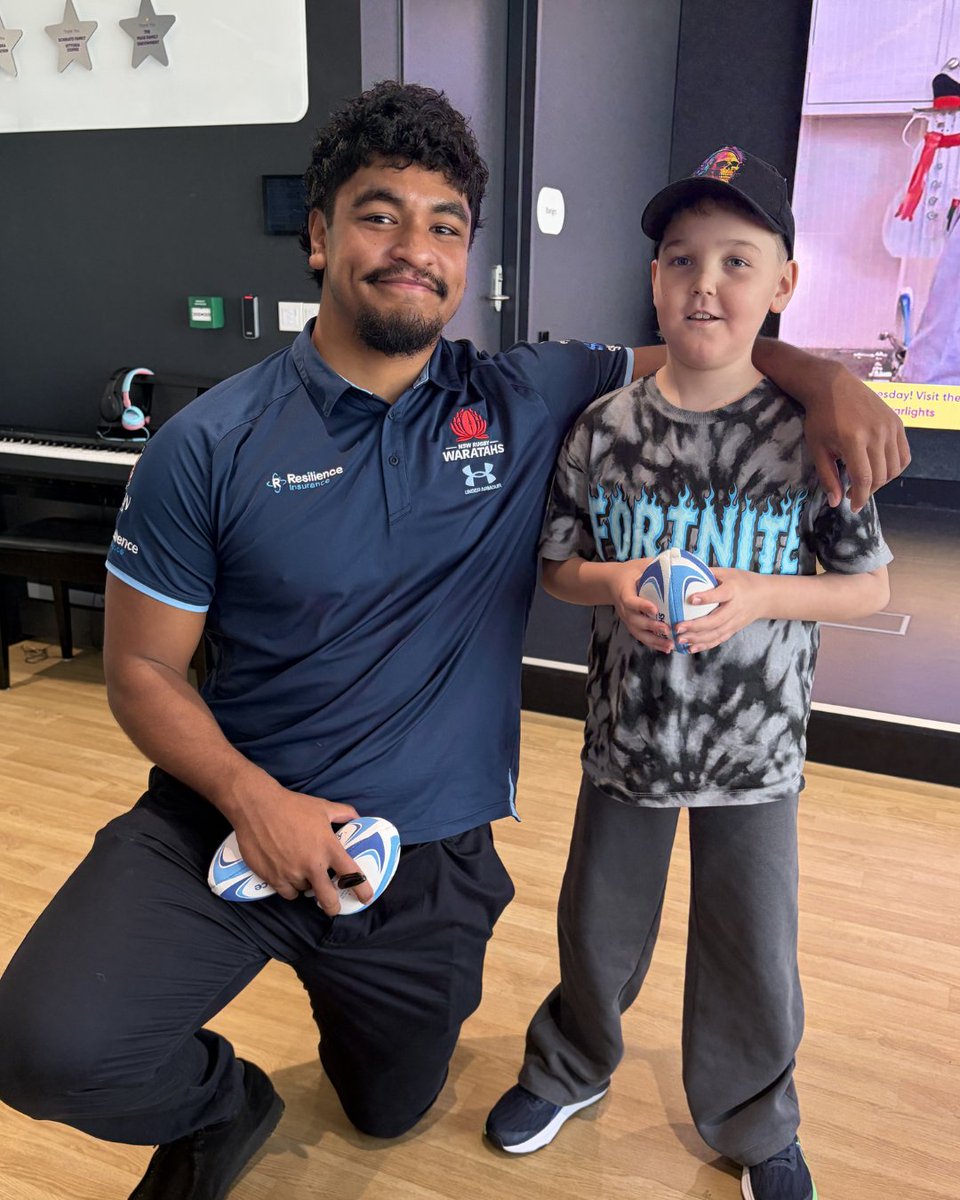 Starlight_star's tweet photo. Footy balls, big smiles and plenty of happiness 💜⭐ Thanks to the @NSWWaratahs for spending time with children and families in the Starlight Express Room and helping create some very special memories. 💜⭐ #NSWWaratahs https://t.co/iN3oeqwbFc