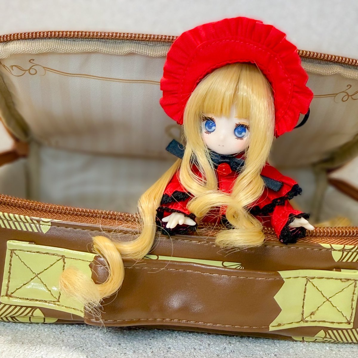 calicowig's tweet photo. 🌹ローゼンメイデン 真紅ちゃん🌹

ついに製品版の真紅ちゃんと初対面できました🥹❤️

ウィッグ製作協力をさせていただいた作品が、こうして形になり手元に届いたことを、とても嬉しく思います✨

素敵なご縁をいただき、関係者の皆様に心より感謝いたします✨🌹✨

鞄🧳は随分前のプライズ品 https://t.co/VEXZds9pmW