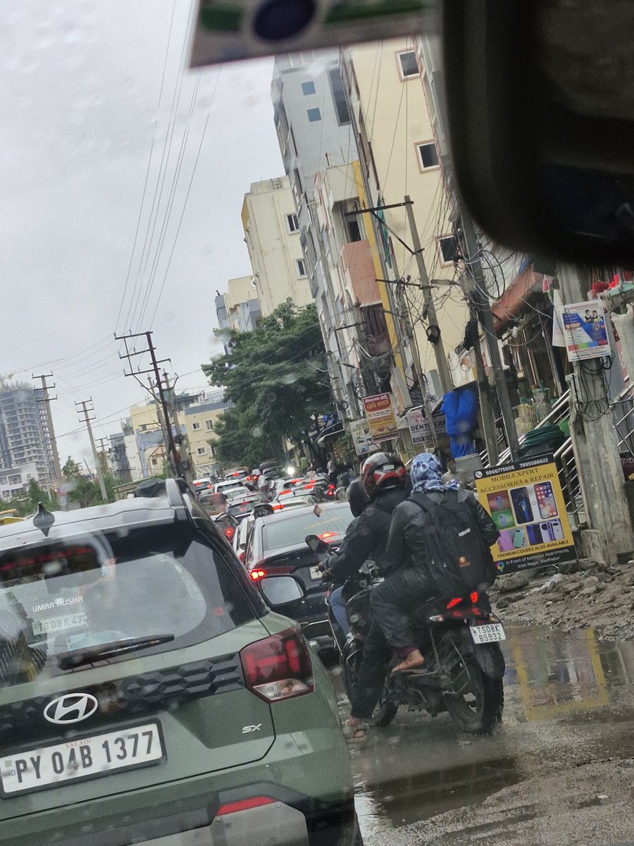 Praful_0666's tweet photo. @CMC_Offcl @CYBTRAFFIC @CMC_Offcl @CYBTRAFFIC @MC_Cyberabad @Comm_HYDRAA @GummallaSrijana tagging pictures for reference

Please make it as soon as possible
Take this an humble request https://t.co/G6LjpJM6TK