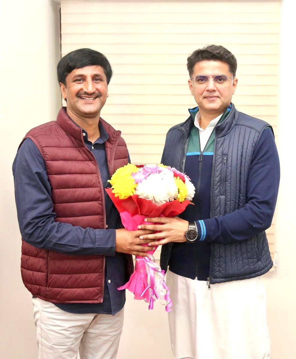 IndrajGurjarinc's tweet photo. गुरुर्ब्रह्मा गुरुर्विष्णुः गुरुर्देवो महेश्वरः।
गुरुः साक्षात् परब्रह्म तस्मै श्रीगुरवे नमः॥

गुरु पूर्णिमा के पावन अवसर पर आपके चरणों में सादर प्रणाम एवं कोटि-कोटि नमन।
आपका स्नेह, मार्गदर्शन और आशीर्वाद सदैव मेरे जीवन को ज्ञान, संस्कार और सफलता के पथ पर अग्रसर करता रहे।

#गुरुपूर्णिमा #GuruPurnima