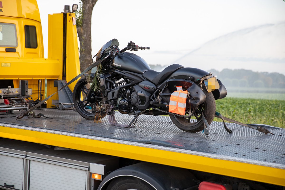 Motorrijder gewond na botsing tegen boom