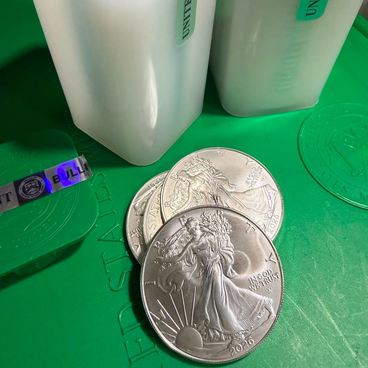 BullionStar's tweet photo. Fed day, and everyone's waiting to see which way it goes.

These just sit there being an ounce of silver each, same as yesterday, same as tomorrow whatever gets announced. Must be nice.

Rates change what your money's worth, not what an ounce weighs.

#Silver #SoundMoney https://t.co/X6IKcWNjZ4