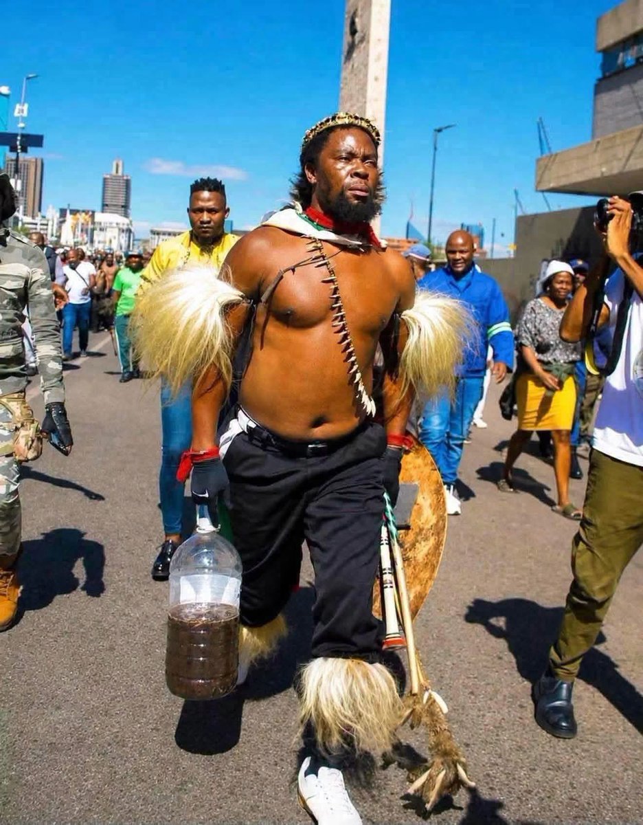 InsideOutNewsza's tweet photo. DEVELOPING: Phakela Umthakathi is calling for KwaZulu-Natal to become independent from South Africa. Phakela Umthakathi is also calling for the province to have its own constitution, which would mean KwaZulu-Natal would govern itself separately from the rest of South Africa. https://t.co/HOhuHON0qy