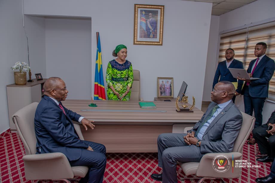 mabangi07's tweet photo. Gratitude à la DG a.i du #GUCE, Mme #KISOLOKELE, pour la modernisation de nos locaux. Merci également pour la visite historique du #VPM #Daniel #MUKOKO #SAMBA et du MinÉtat de la Justice #Guillaume #NGEFA (tutelle). Engagés à ses côtés pour faire prospérer ce Service Public !📈🤝 https://t.co/fbshsarJcf