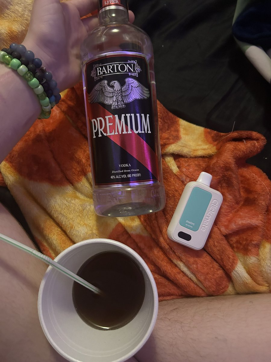 _zaccharine's tweet photo. vodka with tea cuz i fucking hate shots 
w best friend cuz drinking alone makes me depressed. i hope we fuck. https://t.co/OnHC5ITYCH