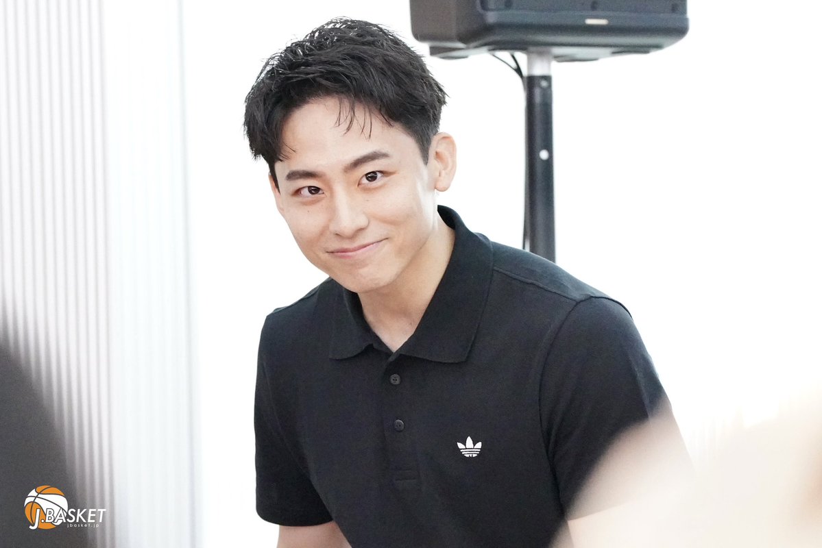 jbasket_jp's tweet photo. 【河村勇輝】アディダス ブランドアンバサダー 
河村勇輝トークショー「MEET YUKI」
⁡
河村勇輝がシューズを通してメッセージを届けた。
⁡
語られたのは、バスケットボールシューズの機能だけではない。シューズ選びへの考え方やこだわり、そして世界へ挑戦する中で大切にしている想いを、自身の言葉で伝えた。
⁡
@KawamuraYuki
@adidasJP