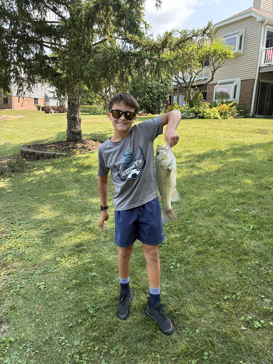 CoachJimmyB's tweet photo. Chicago 🍕 from Lou Malnati’s and fishing 🎣 #deepdishpizza #fishingwithfriends @LouMalnatis https://t.co/fqXDIFFAGU