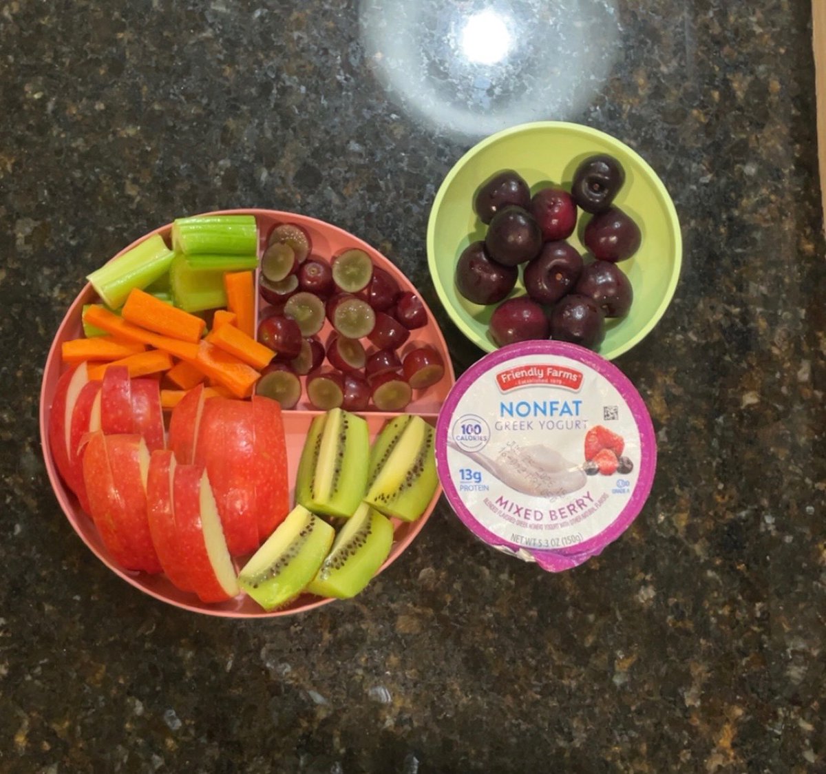milothebunny's tweet photo. @starringmocha lots of fruits and some greek yogurt !! https://t.co/OKO3y0GGiA