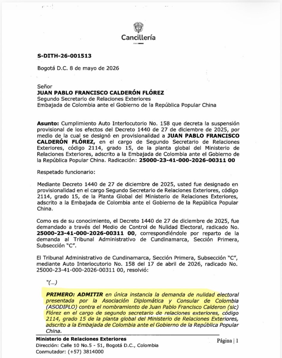 juanmartinbc's tweet photo. 🚨DENUNCIA PÚBLICA🚨

Juan Pablo Francisco Calderón Flórez, sobrino de la presidenta de Colombia Humana, fue apartado de su cargo como segundo secretario en la Embajada de Colombia en China, después de que un tribunal suspendiera provisionalmente los efectos de su nombramiento por posibles irregularidades relacionadas con la carrera diplomática.

Pese a ello, apenas dos meses después, Petro volvió a nombrarlo en la misma embajada, esta vez como primer secretario y en un cargo superior.

Cambian el decreto, el código y el grado, pero mantienen al beneficiario del favor político. Una maniobra que, en la práctica, pretende burlar la decisión judicial y constituye un abierto irrespeto por la carrera diplomática.

¡Qué vergüenza el Gobierno de Petro!