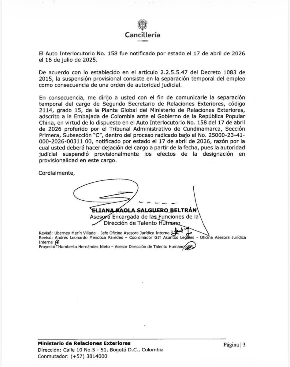juanmartinbc's tweet photo. 🚨DENUNCIA PÚBLICA🚨

Juan Pablo Francisco Calderón Flórez, sobrino de la presidenta de Colombia Humana, fue apartado de su cargo como segundo secretario en la Embajada de Colombia en China, después de que un tribunal suspendiera provisionalmente los efectos de su nombramiento por posibles irregularidades relacionadas con la carrera diplomática.

Pese a ello, apenas dos meses después, Petro volvió a nombrarlo en la misma embajada, esta vez como primer secretario y en un cargo superior.

Cambian el decreto, el código y el grado, pero mantienen al beneficiario del favor político. Una maniobra que, en la práctica, pretende burlar la decisión judicial y constituye un abierto irrespeto por la carrera diplomática.

¡Qué vergüenza el Gobierno de Petro!