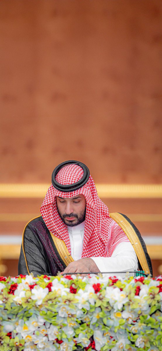 3alheet's tweet photo. يا ولد سلمان والحقّ لا هاب الذليل
ننطقه والراس شامخ .. والالسن ما تهاب

قوم واقلب ساحة المعركة في جنح ليل
خل راس الطايش يطير وتطيح الرقاب

اضرب بـ شلفا معزّي وشِيل الراس شِيل
دون دينك تنقل السيف مصقول النصاب

لـ العزايم روس ماهي عن الواجب تميل
تاقف وتشدي كفوف الهنوف ام الخضاب https://t.co/VX3TFSmZ4D