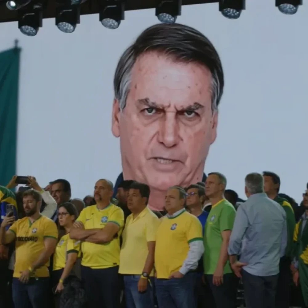reportersalles's tweet photo. Moraes determina que Jair Bolsonaro explique em até 48 horas se sabia de vídeo de IA divulgado por Flávio

Na decisão, Moraes diz que é preciso esclarecer se Bolsonaro autorizou ou não o uso da imagem e cita possível descumprimento das medidas impostas na prisão domiciliar.

"A eventual concordância de JAIR MESSIAS BOLSONARO com a divulgação de um vídeo produzido por IA, e amplamente divulgado nas redes sociais, contendo sua imagem e declarações ostensivamente político-eleitorais constituiria nova e grave transgressão à decisão judicial, poucos dias após ser sancionado, e passível de reversão da prisão domiciliar humanitária para o regime fechado", diz o magistrado.