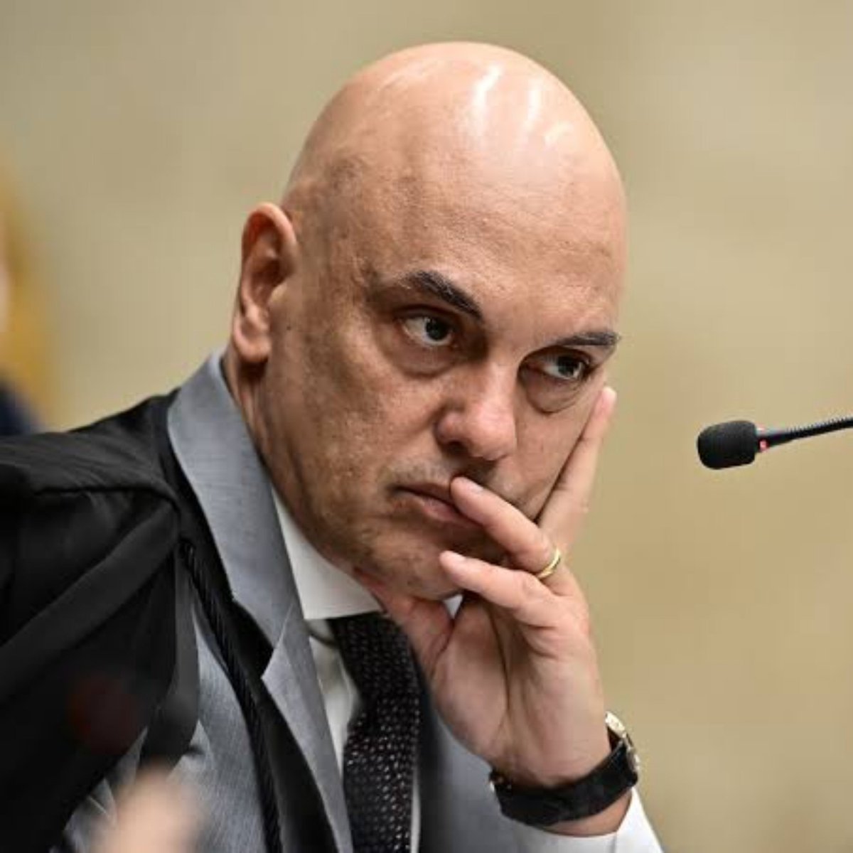 reportersalles's tweet photo. Moraes determina que Jair Bolsonaro explique em até 48 horas se sabia de vídeo de IA divulgado por Flávio

Na decisão, Moraes diz que é preciso esclarecer se Bolsonaro autorizou ou não o uso da imagem e cita possível descumprimento das medidas impostas na prisão domiciliar.

"A eventual concordância de JAIR MESSIAS BOLSONARO com a divulgação de um vídeo produzido por IA, e amplamente divulgado nas redes sociais, contendo sua imagem e declarações ostensivamente político-eleitorais constituiria nova e grave transgressão à decisão judicial, poucos dias após ser sancionado, e passível de reversão da prisão domiciliar humanitária para o regime fechado", diz o magistrado.