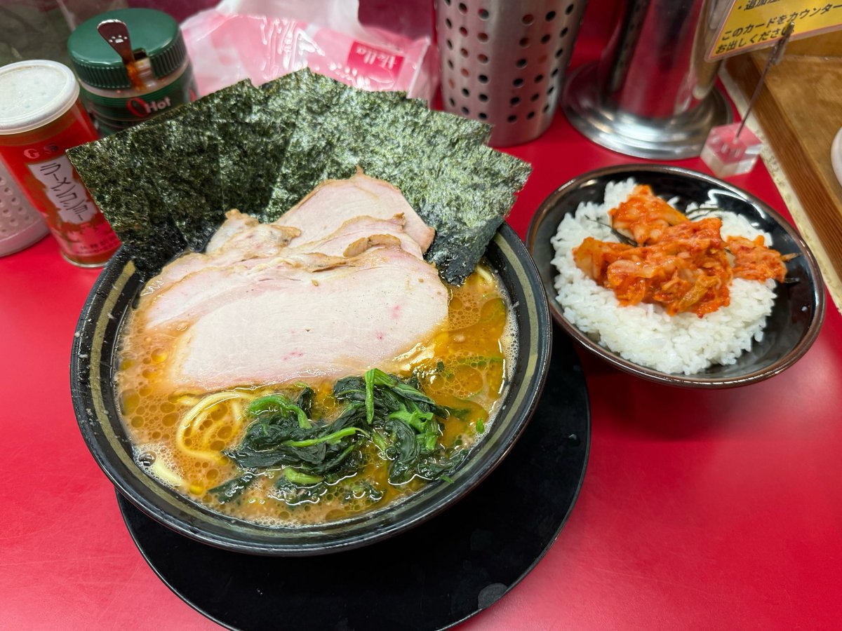 zemiosander's tweet photo. おはようございます。ちょっと一息。先日秋葉原で食べたiekei tokyoさんのチャーシューメン海苔トッピングキムチまぶしご飯載せときます。雨でも1時間くらい並んだけどその甲斐ありました。皆さんの1日が良い日でありますように。✳︎チートデイ終了。 https://t.co/AiIzDVHtvG