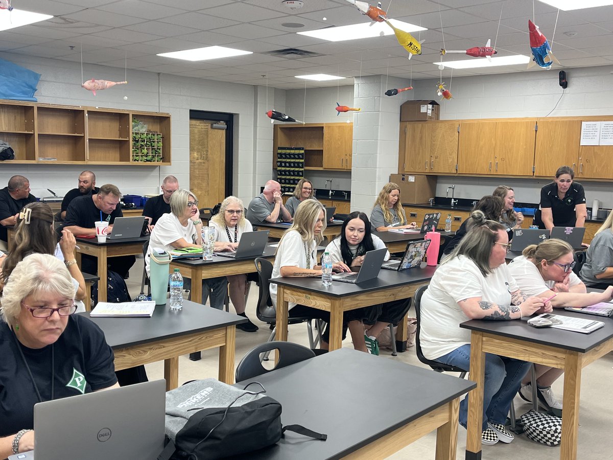 DrThomasPCSD's tweet photo. Time well spent in Jasper this afternoon with our districtโs second professional learning event! Thank you to all of our presenters for sharing instructional strategies with one another to help our students achieve success! #Collaboration #DragonNation #Elevate https://t.co/w26TmQWMRk