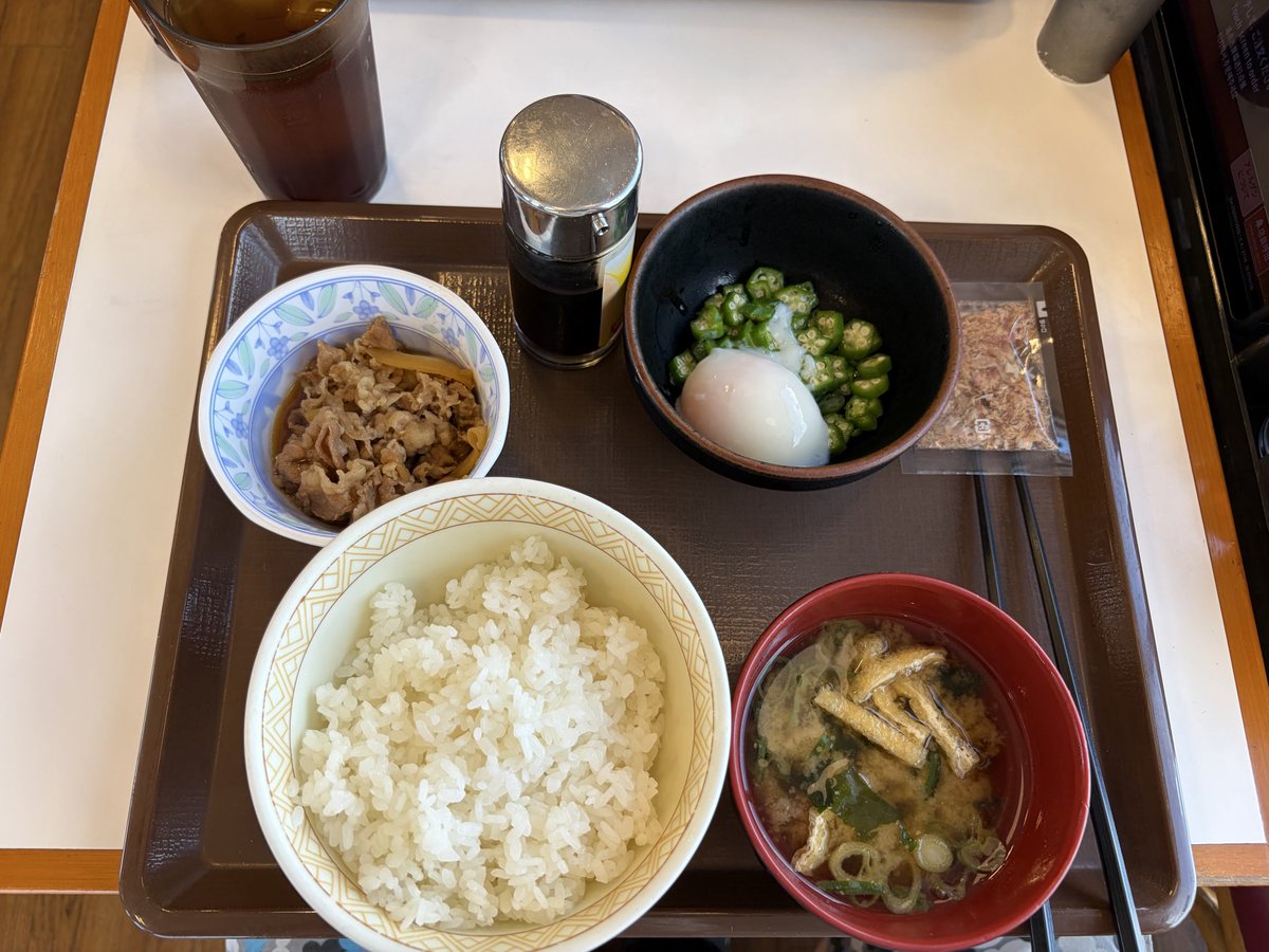 smiledent1919's tweet photo. 埼玉県春日部市

すき家春日部増田新田店

牛まぜのっけご飯

牛の小皿の味がチョイとしょっぱかったが
美味しかったです

水ではなく麦茶ってのも
良い良い
ご馳走様でした https://t.co/0vUwR5zfZL
