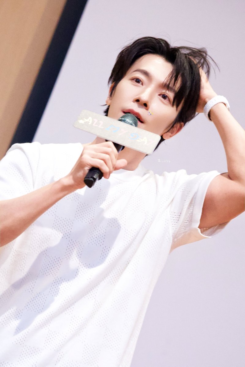 tl_2126's tweet photo. 260724 AMD 가오슝 팬싸

우리한테 어쩔 줄 몰라 하는 거 진짜 제일 귀여움... 🥹💖
@donghae861015 

#동해 #DONGHAE #李東海 https://t.co/zQDpSEZ03m