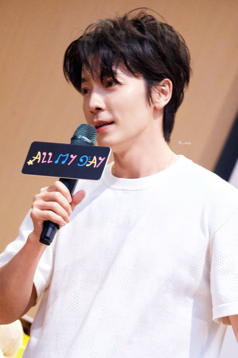 tl_2126's tweet photo. 260724 AMD 가오슝 팬싸

우리한테 어쩔 줄 몰라 하는 거 진짜 제일 귀여움... 🥹💖
@donghae861015 

#동해 #DONGHAE #李東海 https://t.co/zQDpSEZ03m