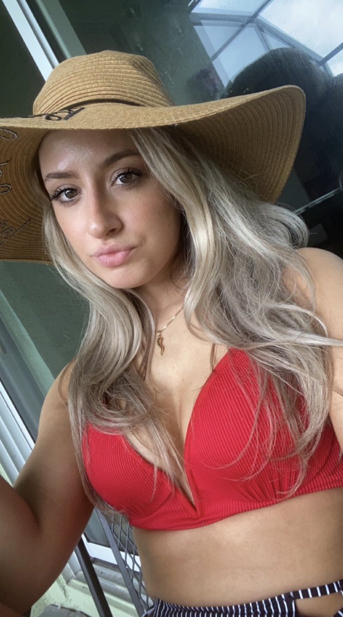 Hqvom's tweet photo. Pumpmeat Kait needs attention https://t.co/be6dzaPR70