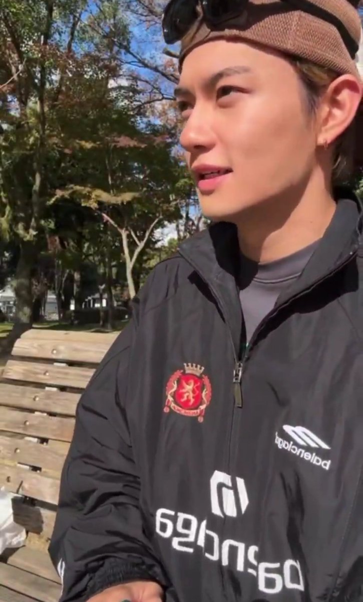 2m48cm365kg's tweet photo. M!LKってチャリで互いの家行ったり公園でインライしたり変装軽装備だったりするから、割とプライベートガバガバなんウケる https://t.co/hasBYvkNvQ