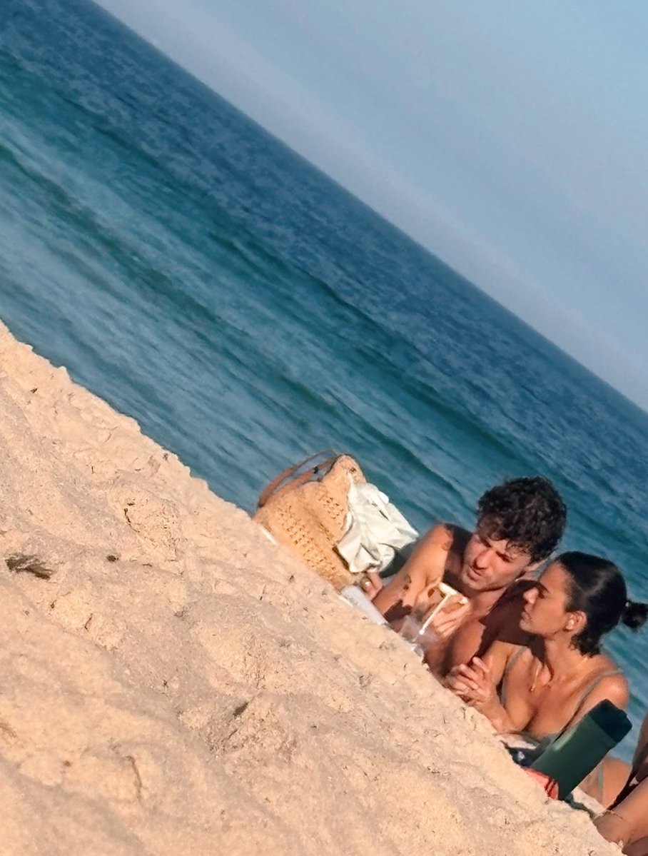 shawnpbrasil's tweet photo. LINDOS! Shawn Mendes e Bruna Marquezine no Rio de Janeiro 🇧🇷💚 https://t.co/wkpVMoGZPK