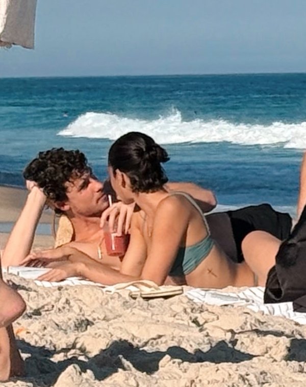 shawnpbrasil's tweet photo. LINDOS! Shawn Mendes e Bruna Marquezine no Rio de Janeiro 🇧🇷💚 https://t.co/wkpVMoGZPK