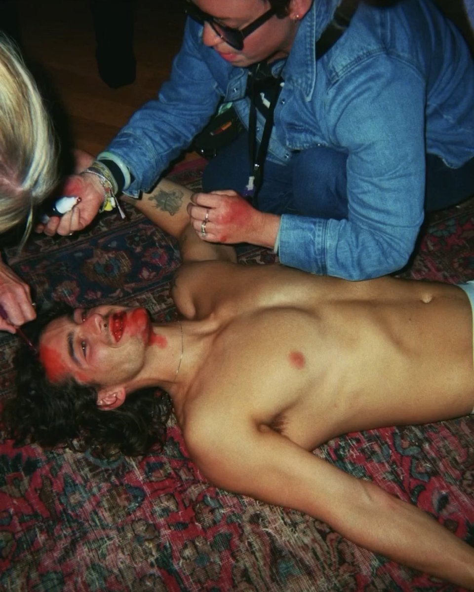 infocharlieg_'s tweet photo. Mas é comédia romântica ou filme de terror?! 😂 Charlie Gillespie nos bastidores do filme ‘One Night Only’ (Só Por Uma Noite). Estreia em agosto nos cinemas! https://t.co/yBkyBZ3JUP