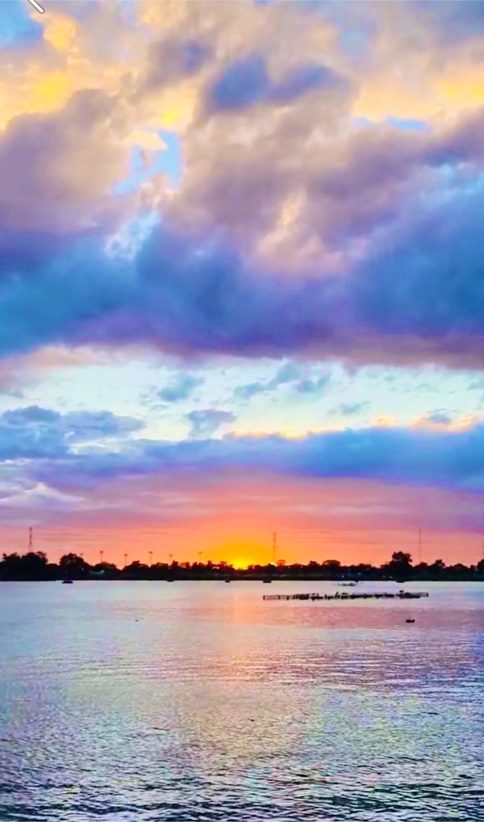 cem_poeta's tweet photo. Adicta a los atardeceres y a ti. 🌅💜✨

La Poeta. https://t.co/qSXBTrAAXT